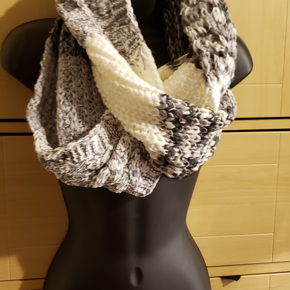 Ladies scarf - Picture 1 of 6